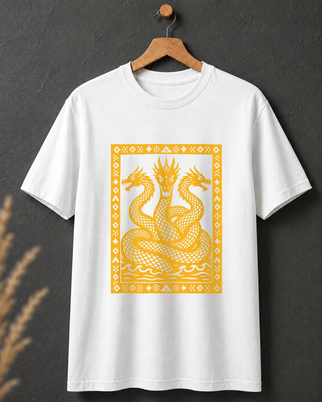 Tricou alb BUCLUC Balaur Ramă 1 Galben, ilustrație grafică